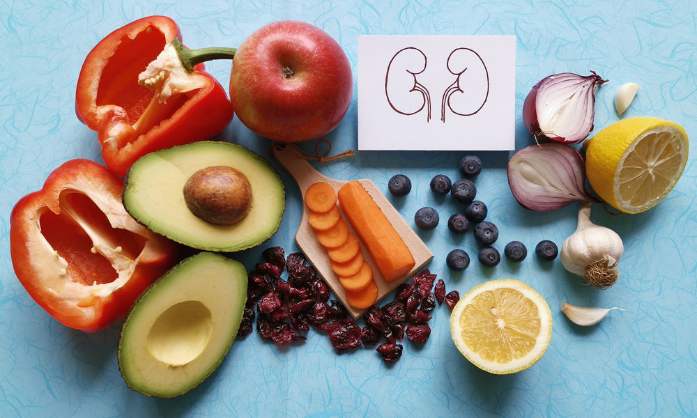 alimentos sobre uma mesa com pano azul