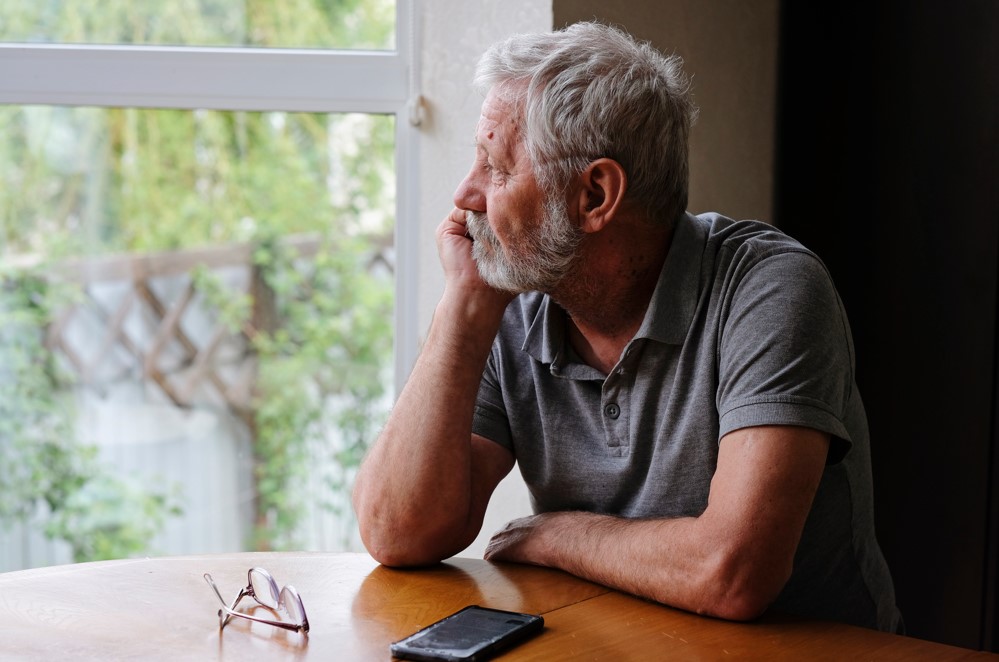 Próstata aumentada é grave? Se você acha que a próstata aumentada é grave, é importante ressaltar que esse é um problema urológico que pode atingir os homens a partir dos 50 anos. A hiperplasia prostática benigna (HPB) pode trazer sintomas bastantes desconfortáveis para os indivíduos do sexo masculino, porque pode promover uma obstrução parcial ou total da uretra. Afinal, a próstata aumentada é grave? A próstata é uma glândula que integra o sistema reprodutor masculino e envolve a uretra no colo da bexiga. É responsável pela produção de um líquido alcalino que enriquece o sêmen. Esse fluido é fundamental para a fertilidade masculina. Esse órgão do sistema reprodutor masculino passa por dois momentos de aumento ao longo da vida: a primeira é na puberdade, e a segunda é a partir dos 25 anos, quando se inicia uma expansão contínua. Esse crescimento pode ser bastante intenso e causar consequências para o comportamento miccional do homem, porém, não se trata de uma condição grave, como o câncer de próstata. Segundo dados da Sociedade Brasileira de Urologia, mais de 50% dos homens entre os 51 a 60 anos já sofrem com os efeitos da próstata aumentada. Tratamento para próstata aumentada em São Paulo Se você acha que depois de entender se a próstata aumentada é grave, está precisando de um atendimento especializado com um urologista, conheça o Dr. Jonathan Doyun Cha.