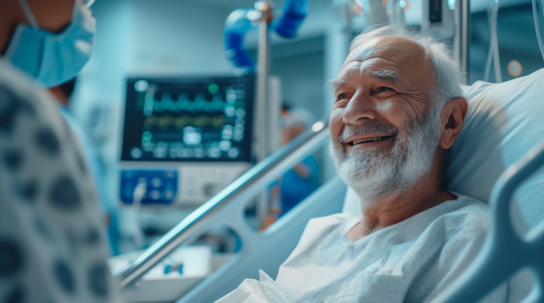 Médico urologista no quarto de hospital explicando para seu paciente, homem por volta dos 70 anos, como funciona a cirurgia de retirada da próstata.