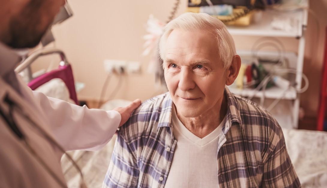 Médico urologista no hospital explicando para seu paciente, homem por volta dos 70 anos, se tirar a próstata causa impotência.