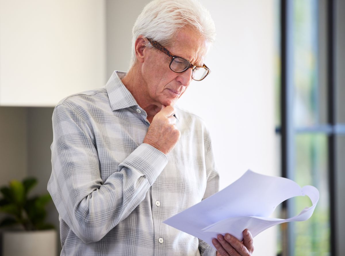 Paciente analisando exames sobre a próstata.