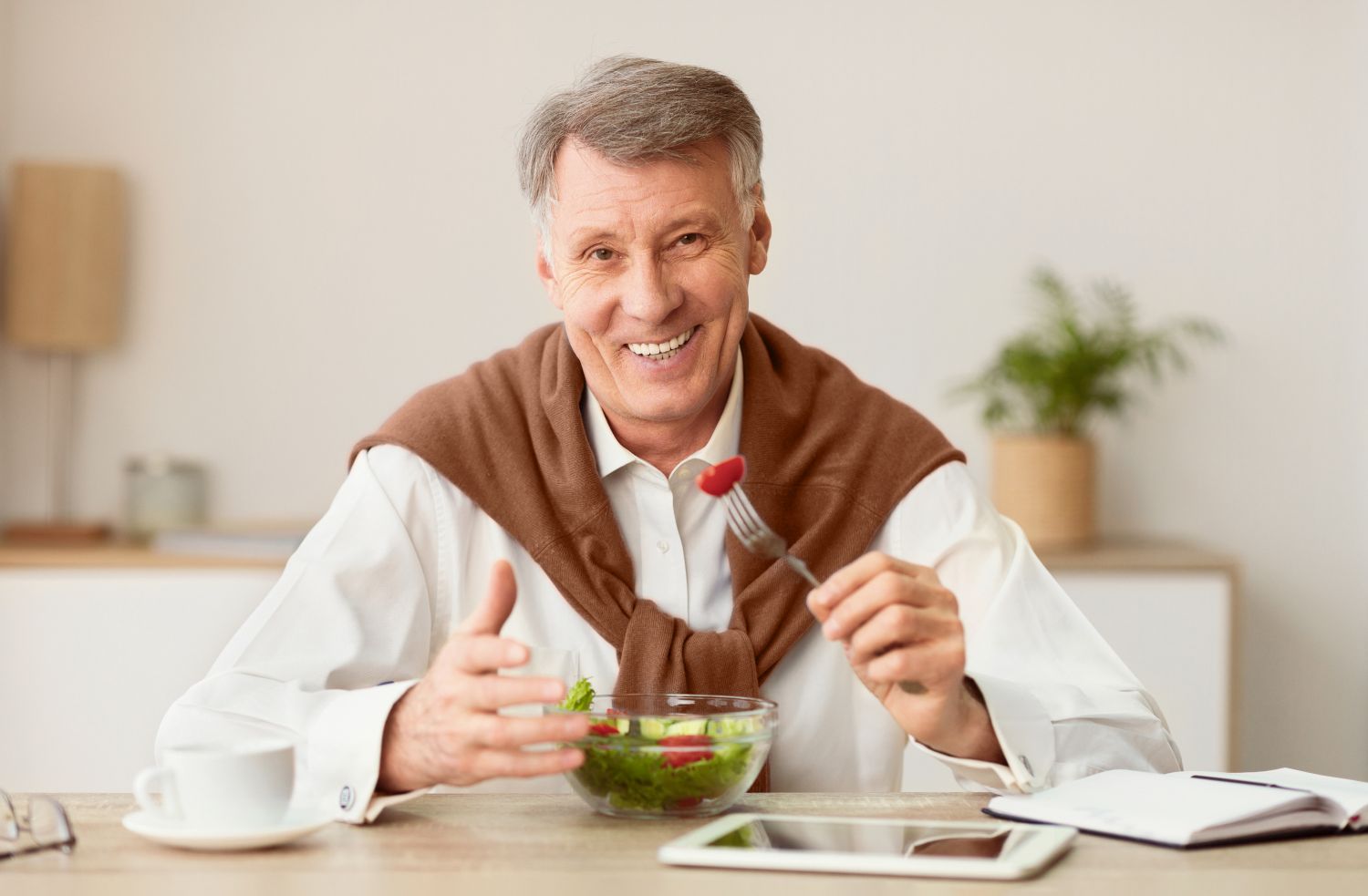 Idoso seguindo dicas de como diminuir o tamanho da próstata naturalmente.