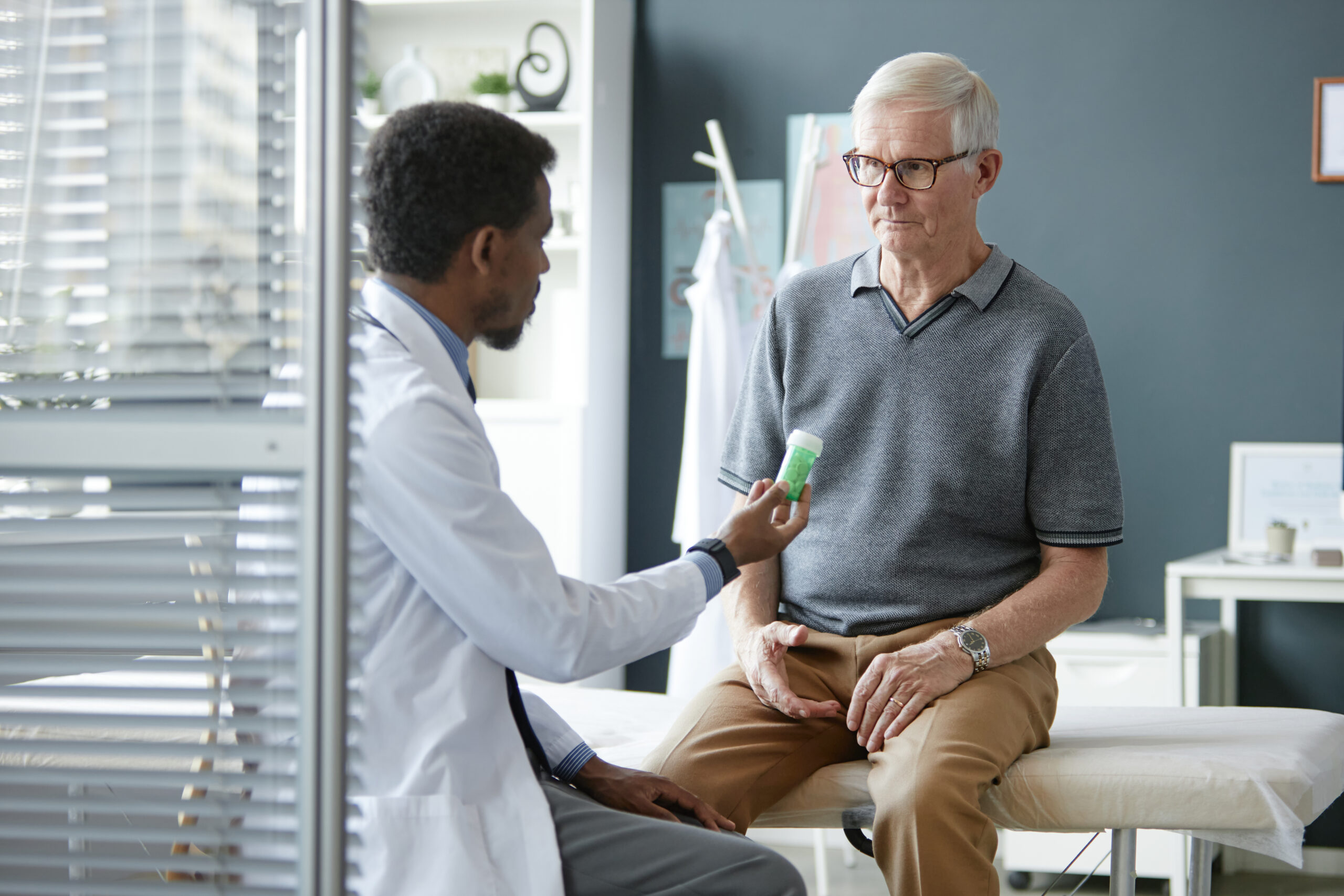 Próstata aumentada dificulta evacuar? Entenda por que a HPB afeta mais do que a urina