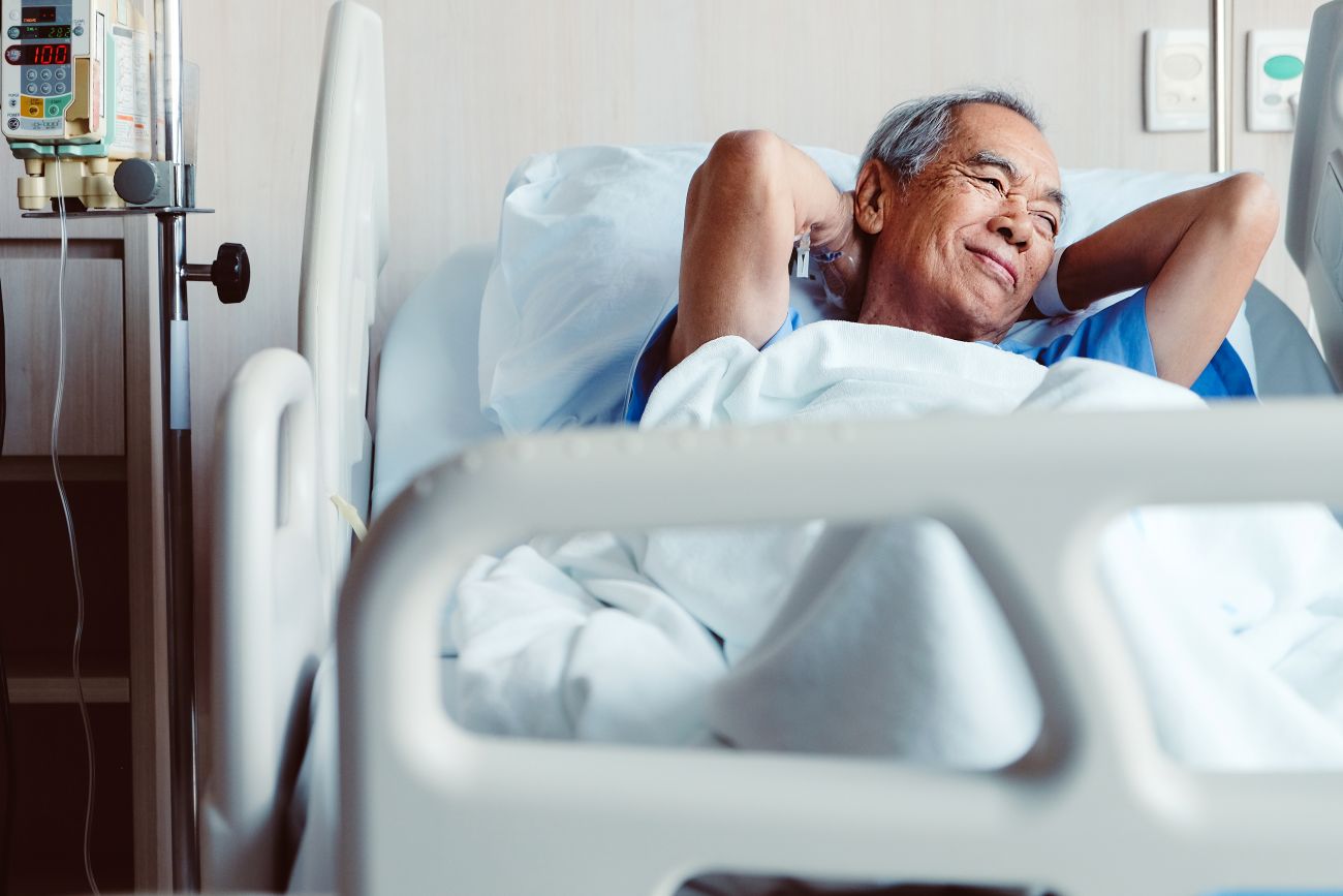 Paciente em recuperação após cirurgia de retirada de rim com tumor, representando segurança e qualidade de vida no tratamento oncológico.