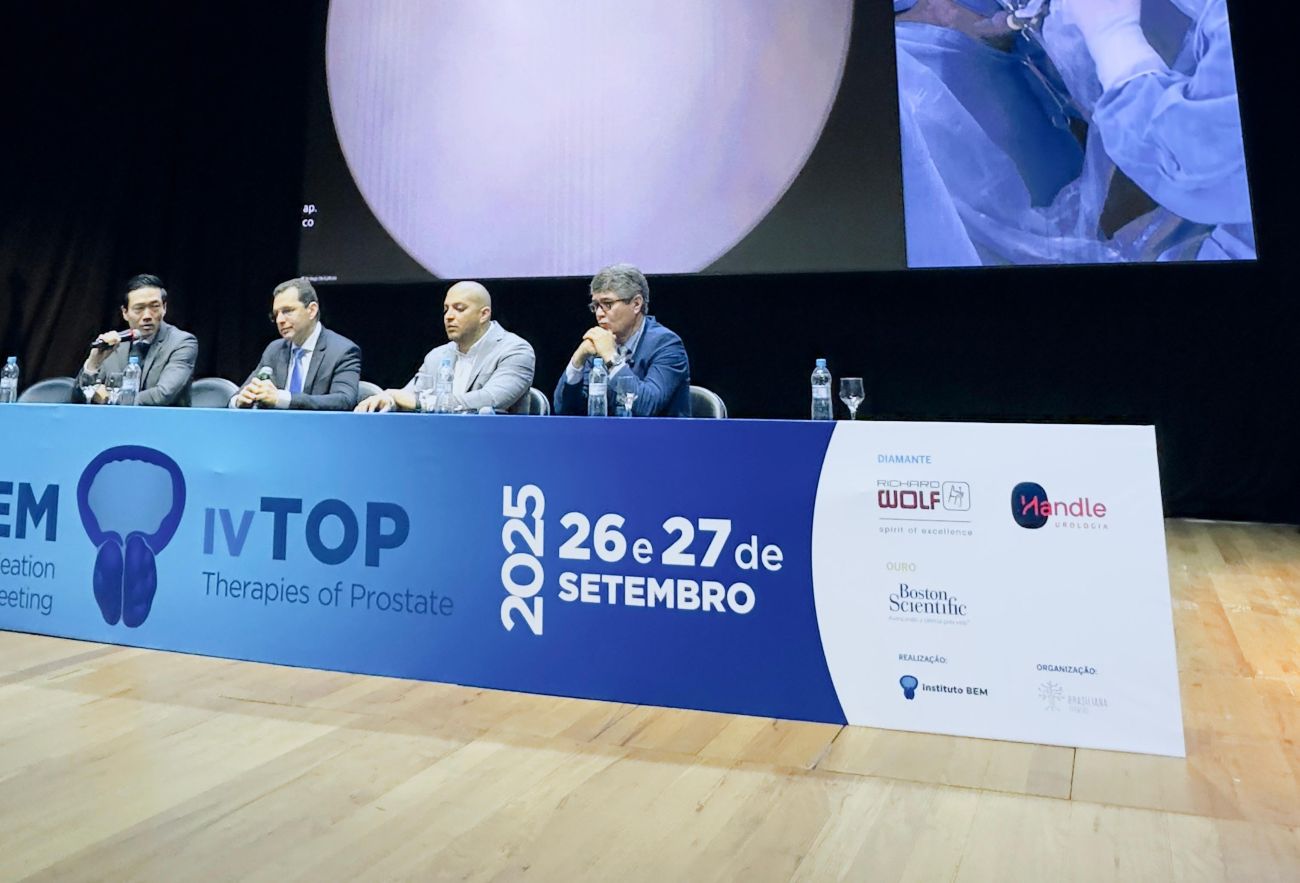 Dr. Jonathan Cha durante mesa de debate no BEMTOP 2025, compartilhando experiência em técnicas modernas de tratamento da próstata.