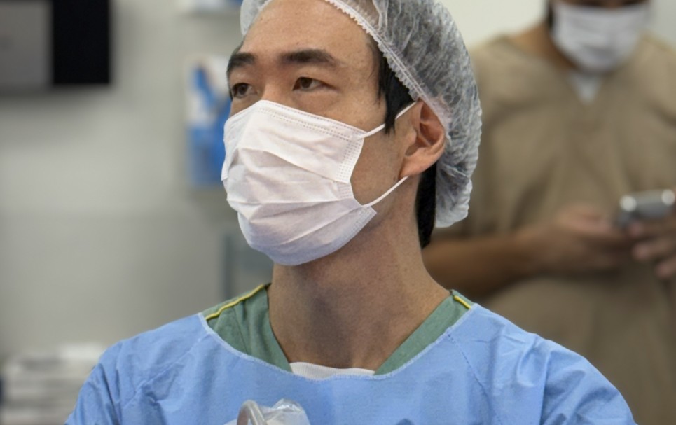 Dr Jonathan Doyun Cha em centro cirúrgico preparado para procedimento de HoLEP no Einstein Hospital Israelita, com foco em segurança e precisão.