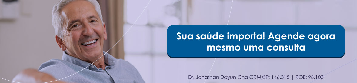 Homem idoso sorrindo em ambiente confortável ao lado de chamada para agendamento de consulta médica, ilustrando tema sobre câncer de próstata e qualidade de vida.